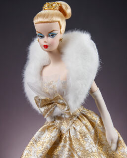 Barbie strutting through winter like the queen she is, draped in fur and dripping with confidence❄️👑#barbie 

#silkstone #barbiephotography #fashiondollphotography #dollphotography #dollphotogallery #bfmc #xmas #barbiestyle #missvinyl