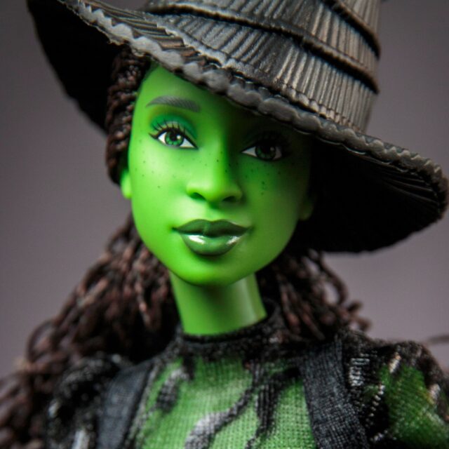 Green with envy ? nope, her smile is so nice.

#mattel #fashiondoll #wicked #elphaba #wizardofoz #fashiondollphotography #missvinyl #greencolor