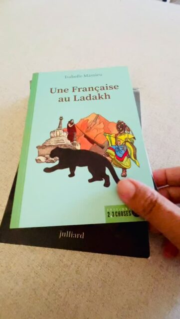 Parasol sous le bras, c’est parti pour les lectures de plage… girl power ✊